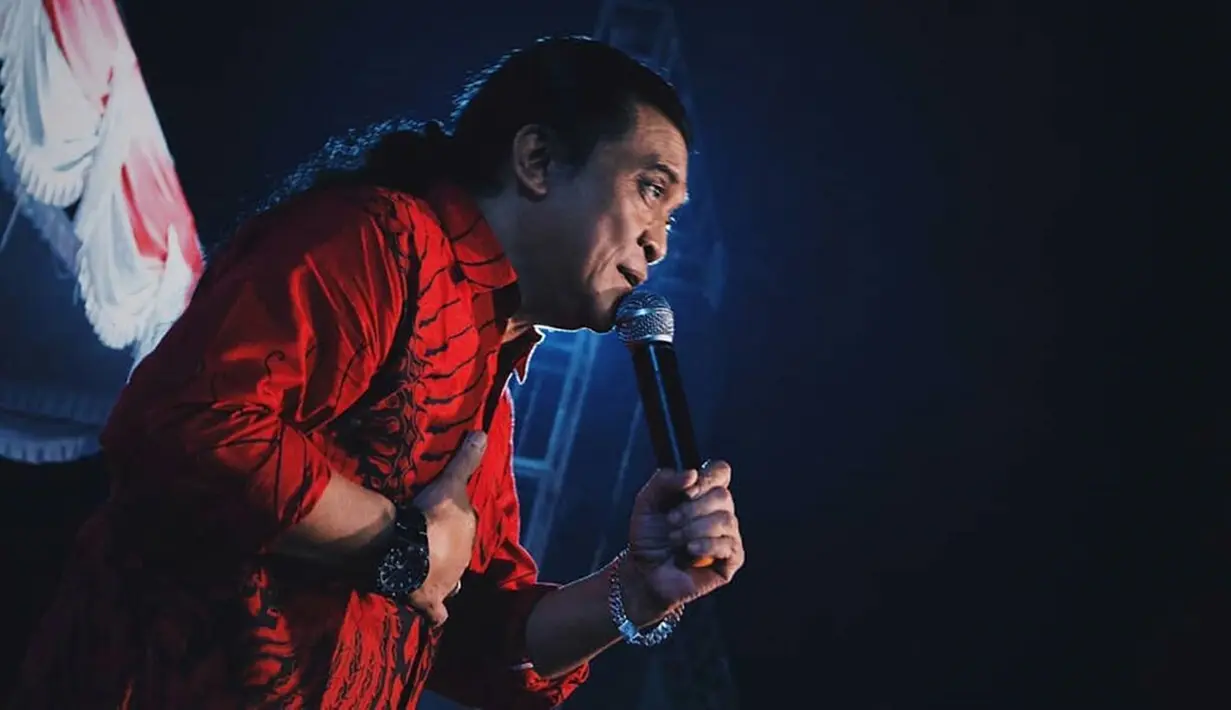 Walaupun usianya tak lagi muda, Didi tetap bersemangat dalam aksi panggungnya yang masih dijalaninya hingga saat ini. Putra dari pelawak terkenal ini masih keliling untuk tampil panggung ke panggung dengan membawakan lagu dengan lirik yang menyentuh kalbu. (Liputan6.com/IG/@didikempot_official)