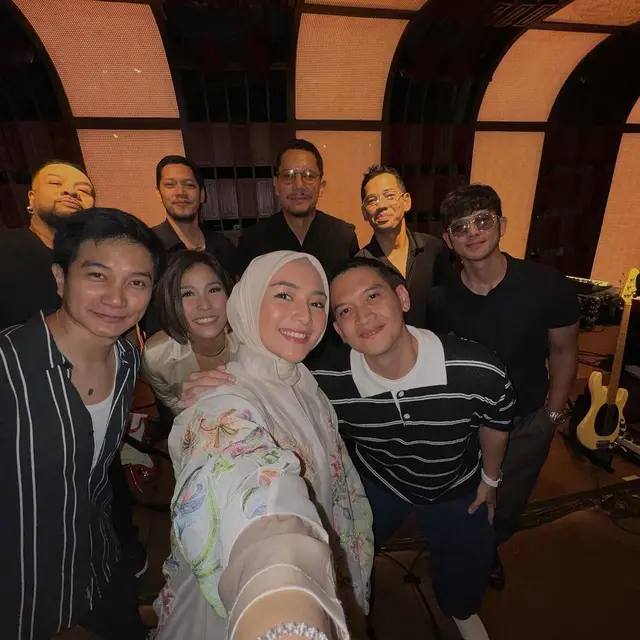 Citra Kirana mengaku bahagia di momen ultahnya kali ini dirayakan pula oleh Maliq & D'Essentials. (Instagram/@citraciki)