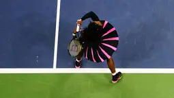 Aksi petenis putri Amerika Serikat, Serena Williams saat melawan Vania King pada turnamen AS Terbuka 2016 di USTA Billie Jean King National Tennis Center, New York (1/9/2016). (AFP/Jewel Samad)
