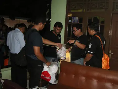 Polisi sedang mengumpulkan bukti perampokan disertai pembunuhan di komplek TNI AL Pondok Labu, Jakarta, Kamis (5/4). Kejadian yang menewaskan satu orang merupakan purnawirawan TNI AL. (Liputan6.com/Arya Manggala)