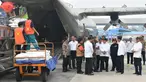 Presiden Joko Widodo (Jokowi) berbincang saat meninjau kesiapan operasional pesawat penyemai di Lanud Roesmin Nurjadin, Kota Pekanbaru, Selasa (17/9/2019). Setidaknya, sebanyak 52 pesawat dikerahkan untuk memadamkan kebakaran hutan dan lahan (karhutla) di Riau. (Liputan6.com/HO/Biro Pers Setpres)