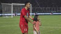 Bek Persija Jakarta, Gunawan Dwi Cahyo, bersama sang putri merayakan gelar juara Piala Presiden di SUGBK, Jakarta, Sabtu (17/2/2018). Persija menang 2-0 atas Bali United. (Bola.com/Vitalis Yogi Trisna)