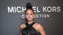 Bintang "West Side Story" Ariana DeBose tampil glamor berbalut dress hitam dan bun hairstyle saat hadiri NYFW untuk Michael Kors. (Instagram/arianadebose).
