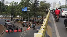 Polisi berjaga dan melakukan penutupan arus lalu lintas yang mengarah jalan Gatot Subroto depan Gedung MPR/DPR/DPD RI, Jakarta, Rabu (25/9/2019). Penutupan ini untuk mengantisipasi unjuk rasa susulan. (Liputan6.com/Helmi Fithriansyah)