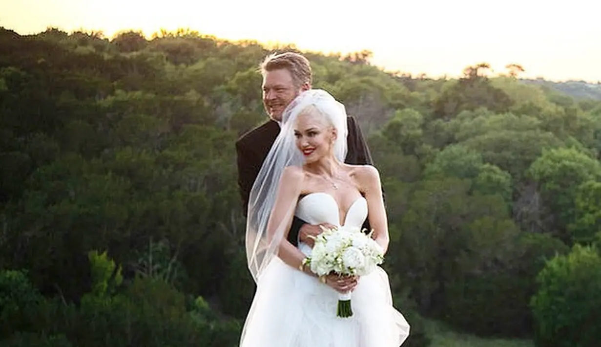 Pada hari bahagianya ini, Gwen Stefani mengenakan gaun putih cantik karya Vera Wang. (Foto: Instagram/ Vera Wang)