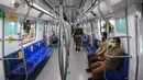 Prajurit berpatroli di kereta metro tanpa pengemudi pertama India selama pratinjau media untuk peresmiannya di New Delhi, Senin (28/12/2020). Kereta tanpa pengemudi itu akan beroperasi di jalur magenta sepanjang 38 kilometer di ibu kota India yang menghubungkan 25 stasiun metro. (Sajjad HUSSAIN/AFP)