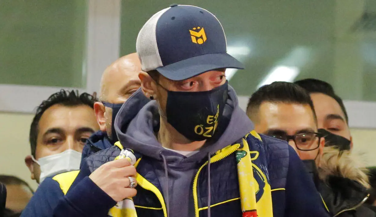 Pesepak bola asal Jerman, Mesut Ozil, saat tiba di Bandara Ataturk, Turki, Senin (18/1/2021). Setelah memutuskan hengkang dari Arsenal, Ozil akan memperkuat klub asal Turki, Fenerbahce. (AP Photo)