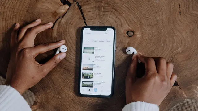 Menggunakan perangkat iPhone (Pexels)