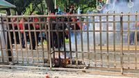 Sejumlah kelompok buruh melakukan aksi demonstrasi di Balai Kota menjelang pengumuman UMP DKI Jakarta 2024 pada Selasa (21/11/2023). ( Merdeka.com/Lydia Fransisca)