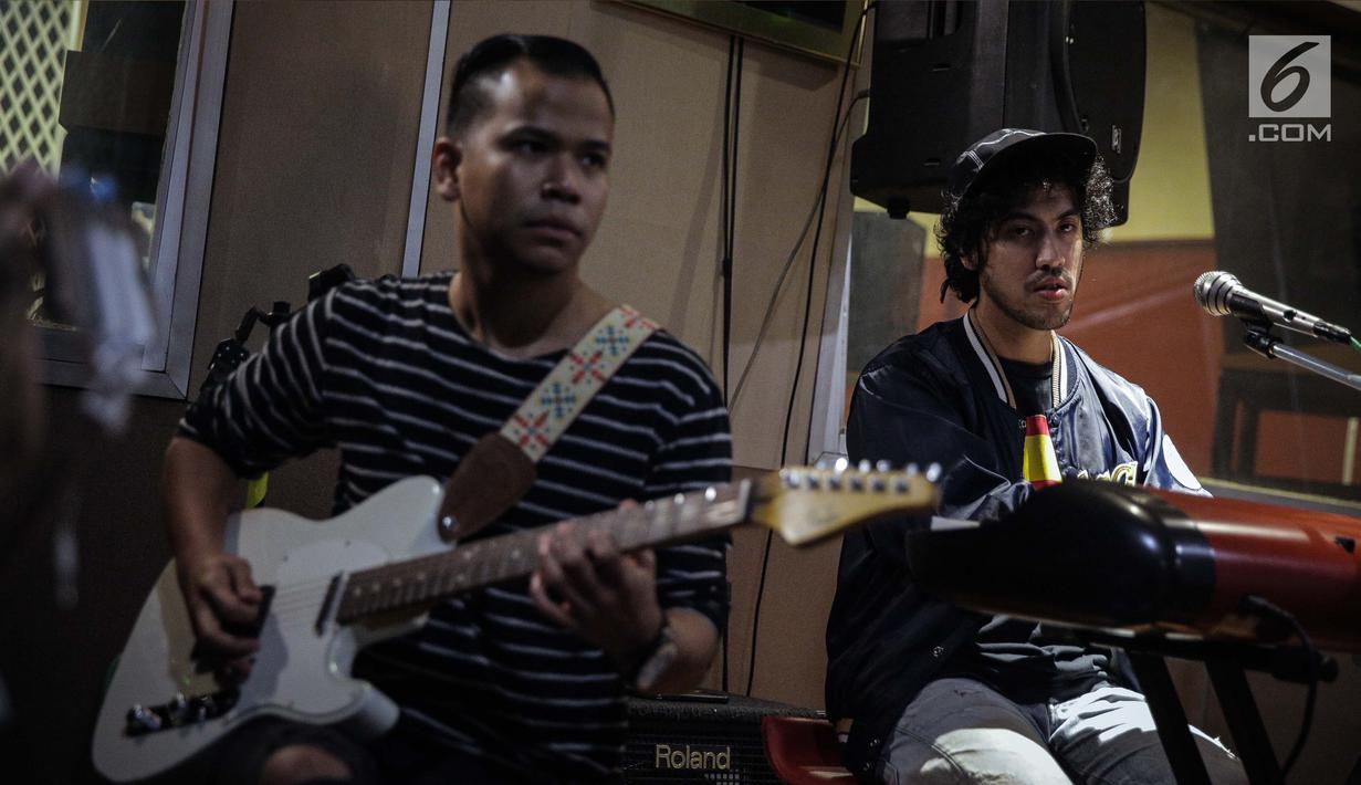 Keyboardist band NeV+ Randy Danistha (kanan) saat menggelar latihan bersama Sophia Latjuba di Musica Studio, Jakarta, Jumat (26/1). (Liputan6.com/Faizal Fanani)