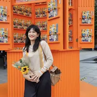 Dian Sastrowardoyo hadir mengenakan atasan warna coklat muda lengan panjang dengan motif garisnya, dipadukan celana hitam dan tas Hermes coklat. @therealdisastr