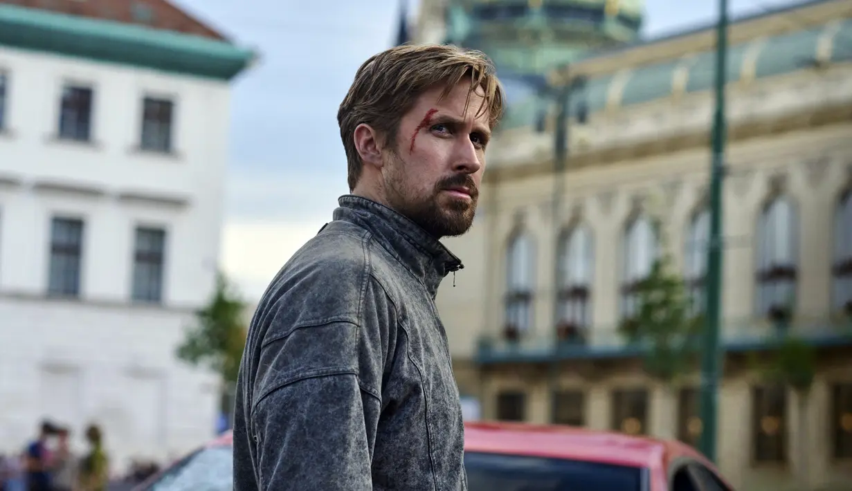Gambar yang dirilis oleh Netflix ini menunjukkan Ryan Gosling dalam sebuah adegan film The Grey Man. Netflix sampai menggelontorkan USD 200 juta untuk memproduksi film ini. (Stanislav Honzi/Netflix via AP)
