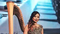 Pemain Harpa Muda Ini Ajarkan Musik pada Anak-Anak Pedalaman