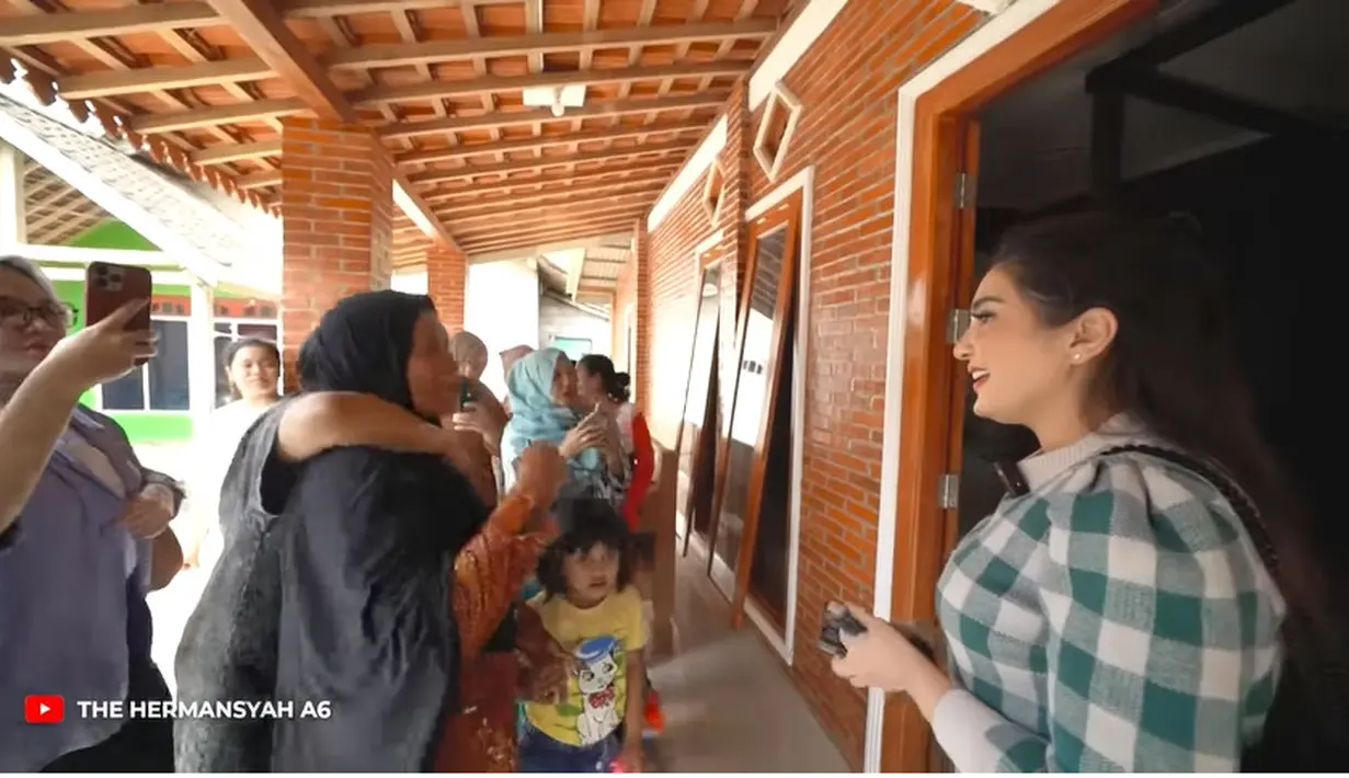 Kedatangan Ashanty disambut oleh keluarga Uteng dan para tetangga. Suasana tampak ramai rumah Uteng. Dinding dengan warna bata yang rapi dan bagus. [Youtube/The Hermansyah A6]