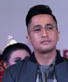 Kabar duka juga menyelimuti presenter ternama Indonesia. Irfan Hakim tengah dirundung duka lantaran sang ayah, H. Rosyid Sukarya meninggal dunia pada Selasa, 21 November 2017, sekitar pukul 03.30 WIB.  (Deki Prayoga/Bintang.com)