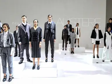 Sejumlah model mengenakan pakaian rancangan desainer senior Tri Handoko saat tampil di  IPMI Trend Show 2017, Jakarta, (11/11). Bertajuk Rectitude, Tri Handoko memamerkan 16 koleksi Spring Summer 2017. (Liputan6.com/Faizal Fanani)