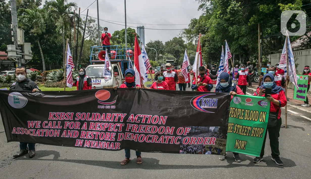 Sejumlah massa yang tergabung dalam KSBSI melakukan aksi solidaritas di depan Kedubes Myanmar, Jakarta, Rabu (10/3/2021). Dalam aksi solidaritas tersebut massa mengutuk keras atas kudeta militer dan mendesak penegakan demokrasi serta perlindungan HAM di Myanmar. (Liputan6.com/Faizal Fanani)