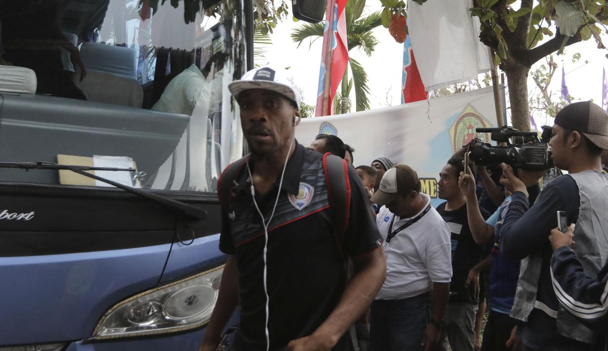 Sampai di Stadion Dipta, Lancine Kone langsung disambut wartawan yang ingin mengambil gambar dan sejumlah fans. (Bola.com/Erwin Fitriyansah)