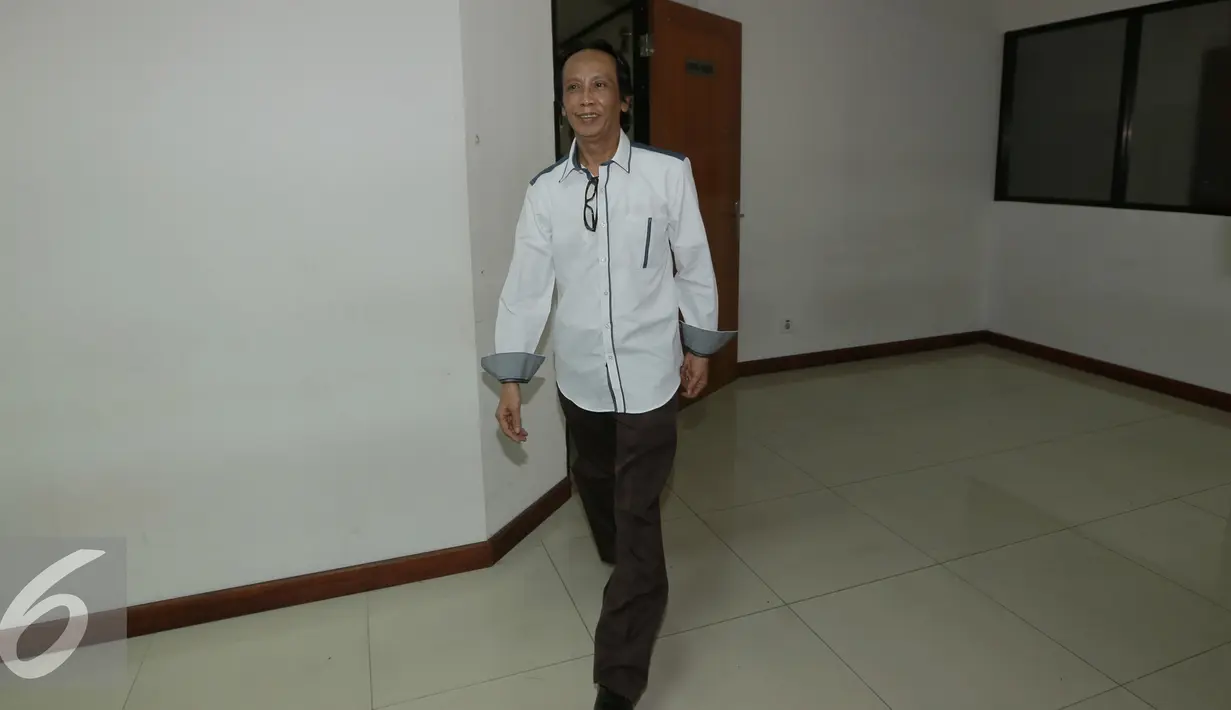 Mandra Naih memasuki ruang sidang untuk  menjalani sidang lanjutan di Pengadilan Tipikor, Jakarta, Senin (31/8/2015). Mandra  menjabat sebagai Direktur PT Viandra Production. (Liputan6.com/Herman Zakharia)