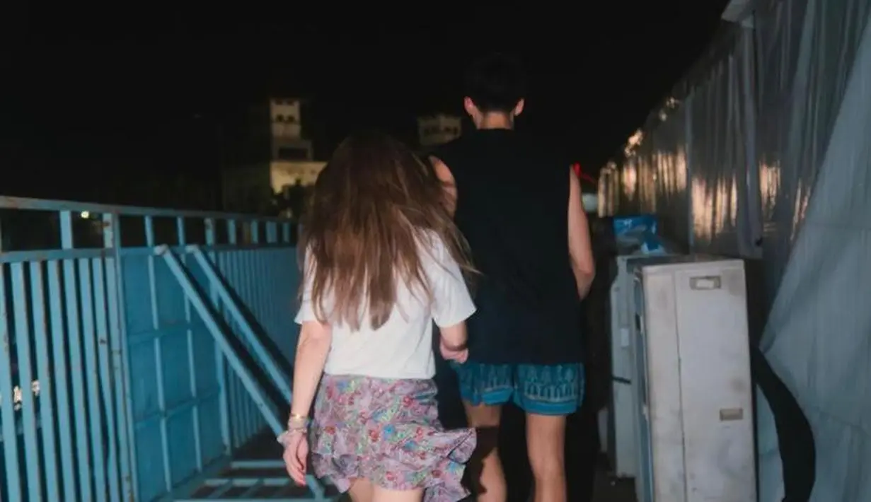 <p>Postingan tersebut ramai dikomentari netizen. Mereka menyoroti penampilan Wulan yang seperti anak muda meski sudah berusia 41 tahun. (Instagram/wulanguritno).</p>