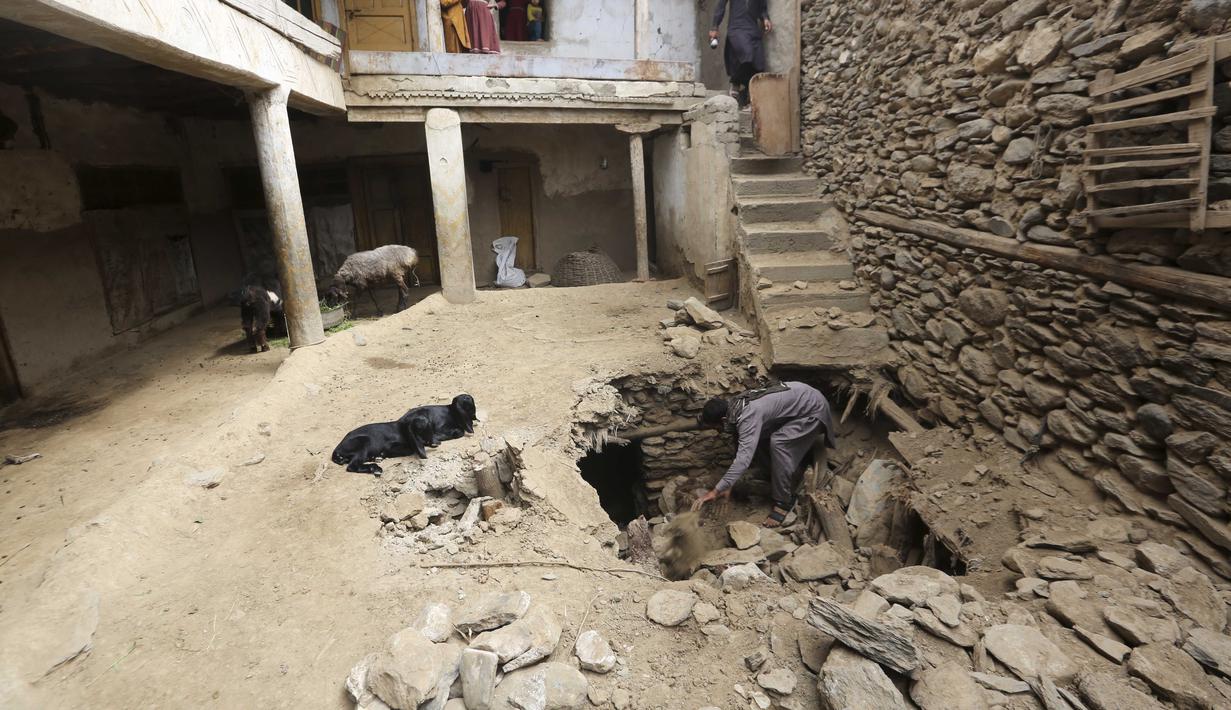 Pusat gempa diketahui terletak sekitar 27 kilometer di timur laut Jalalabad, sebuah kota berpenduduk 200.000 jiwa di Provinsi Nangarhar, dekat perbatasan Pakistan. (AP Photo/Wahidullah Kakar)