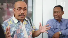 Pengguna KRL Commuter Line, Azas Tigor Nainggolan, menyampaikan keterangan saat mendaftarkan gugatan terhadap PT PLN (Persero) terkait mati listrik massal beberapa waktu lalu di PN Jakarta Selatan, Rabu (21/8/2019). Tigor meminta hakim menyatakan PLN bersalah. (Liputan6.com/Immanuel Antonius)