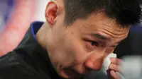 Pebulutangkis Malaysia, Lee Chong Wei (36) dengan berlinang air mata saat mengumumkan pensiun melalui konferensi pers di Putrajaya, Kamis (13/6/2019). Mantan pemain nomor satu dunia ini memutuskan untuk gantung raket alias pensiun akibat kanker yang dideritanya. (AP Photo/Vincent Thian)