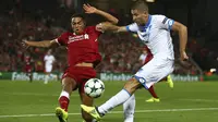 Bek Liverpool, Alexander-Arnold, berusaha merebut bola dari striker Hoffenheim, Andrej Kramaric, pada laga playoff Liga Champions, di Stadion Anfield, Kamis (24/8/2017). Liverpool menang 4-2 atas Hoffenheim. (AP/Dave Thompson)