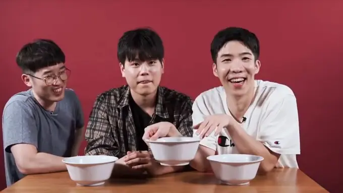 Seperti Ini Reaksi Orang Korea Makan Soto Mi Kaki Lima. sumberfoto: Brilio