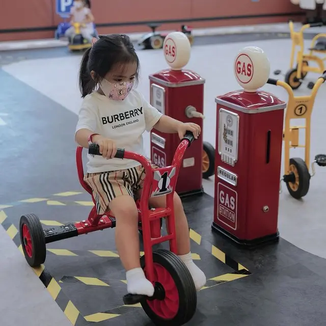 Momo Geisha mengajak anak-anaknya bermain di salah satu taman bermain Singapura. (Foto: Instagram/therealmomogeisha)