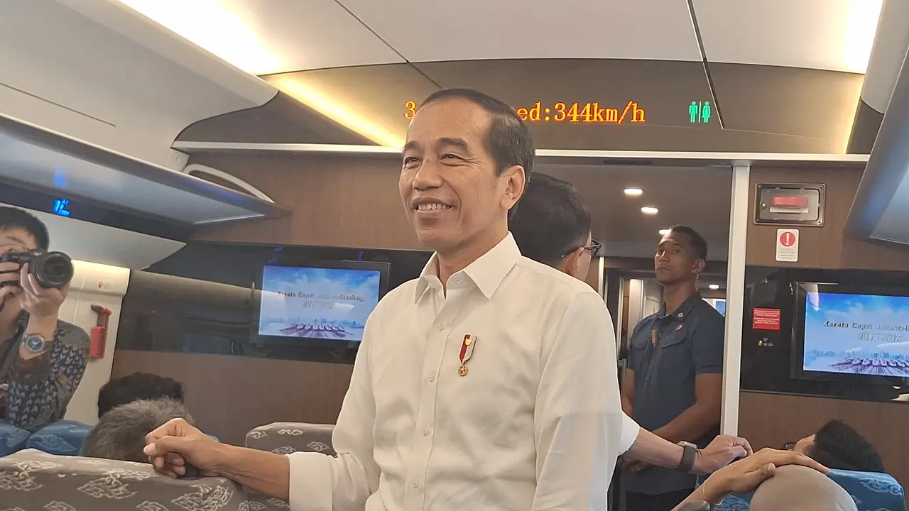 Presiden Joko Widodo atau Jokowi saat uji coba Kereta Cepat Jakarta Bandung (KCJB)