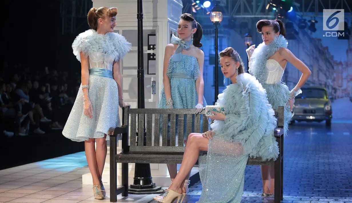 Model mengenakan busana rancangan desainer Fetty Rusli saat tampil dalam fashion show bertema 'Crossing' di Jakarta, Rabu (29/8). Sebanyak 53 busana ditampilkan dalam fashion show tersebut. (Liputan6.com/Faizal Fanani)