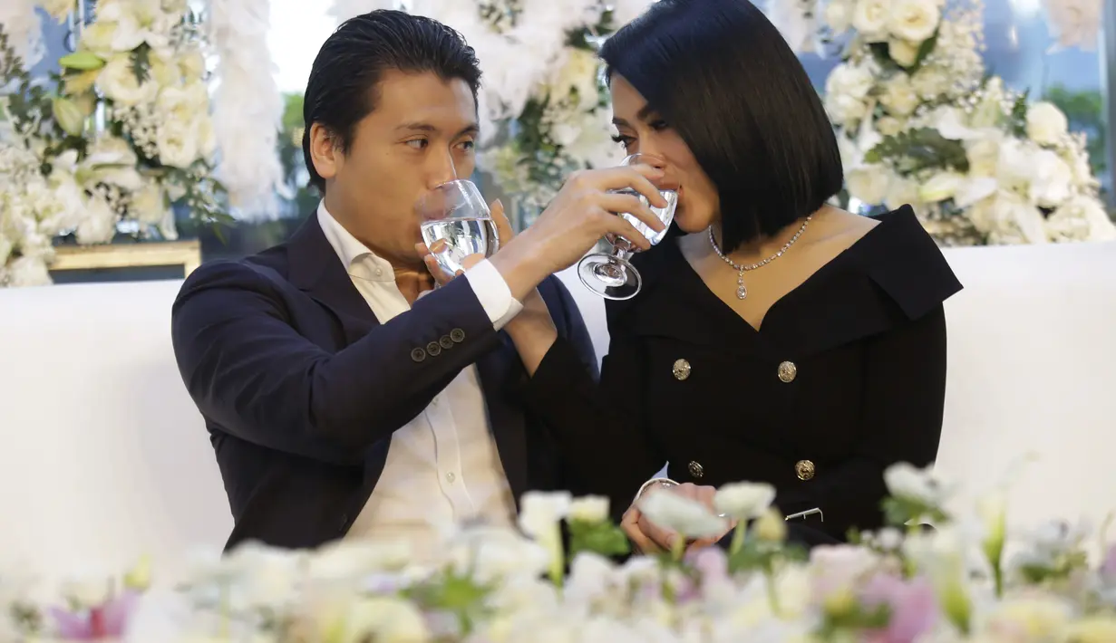 Syahrini dan Reino Barack