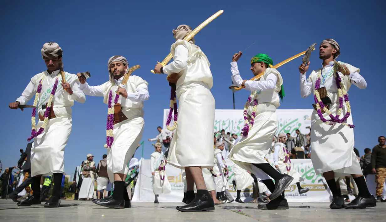 Sejumlah pengantin pria menari dengan mengenakan pakaian tradisional saat nikah massal di Sanaa, Yaman, 2 Desember 2021. Houthi mengadakan nikah massal untuk ribuan pasangan. (AP Photo/Hani Mohammed)