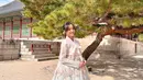 Tampak dalam unggahan terbarunya di Instagram miliknya, Fuji mengenakan pakaian tradisional negeri gingseng, yaitu Hanbok. [@fuji_an]