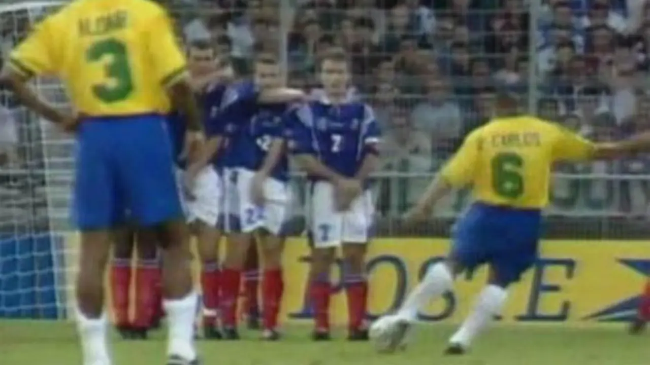 Tendangan pisang Roberto Carlos ke gawang Prancis (thethao.vnexpress.net)