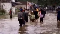 Ratusan siswa harus menggunakan perahu karet untuk menyeberangi banjir, hingga bayi yang mengalami gangguan metabolisme. 