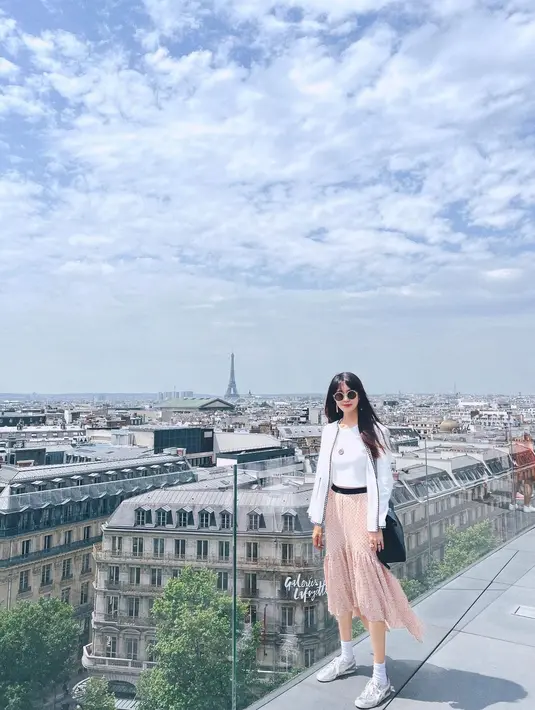 Berlibur di Paris, Lee Yo Won tampil chic dengan padu padan kaus putih dan tiered midi skirt. [Foto: IG/yowon_official].