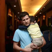 Stuart Collin pandai mengambil hati anak kecil, buktinya meski belum lama mengenal, namun Arsene, anak Risty Tagor terlihat sudah sangat lengket dengan calon ayah tirinnya tersebut.