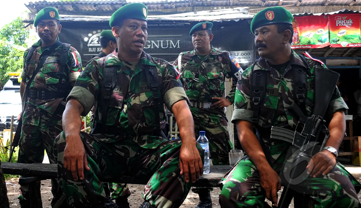 Anggota TNI bersenjata lengkap ikut disiagakan di sekitar Dermaga Wijayapura, Cilacap, Senin (27/4/2015). Menjelang eksekusi mati terpidana narkoba, penjagaan di Dermaga Wijayapura mulai diperketat. (Liputan6.com/Yoppy Renato)