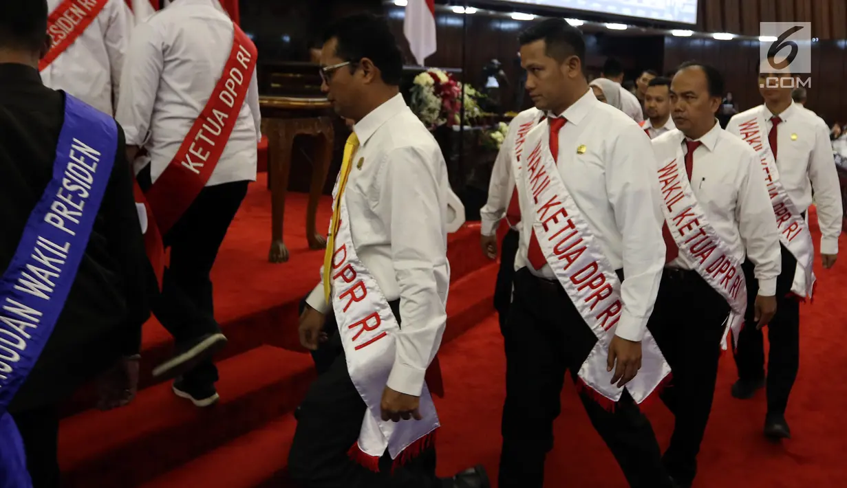 Sejumlah pegawai melakukan gladi resik di Gedung Kura-Kura di Kompleks Parlemen Senayan, Jakarta, Kamis (15/8/2019). Gladi tersebut dilakukan untuk persiapan menjelang pidato presiden dalam rangkaian sidang tahunan MPR, DPR dan DPD 16 Agustus 2019 mendatang. (Liputan6.com/Johan Tallo)