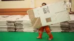 Petugas Prasarana dan Sarana Umum (PPSU) membantu memindahkan kotak dan bilik suara Pemilu 2024 ke Gelanggang Olahraga Remaja Matraman, Jakarta Timur, Kamis (14/12/2023). (Liputan6.com/Angga Yuniar)