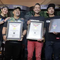 Selain itu, padatnya jadwal para pemain, Tora Sudiro, Vino G Bastian, Abimana dan Indro Warkop juga menggelar jumpa penggemar nonton bareng di lima kota dalam sehari. Pencapaian luar biasa hingga dicatat di Museum Rekor Indonesia.(Nurwahyunan/Bintang.com)