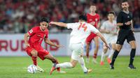 Gelandang Timnas Indonesia, Marselino Ferdinan (kiri) berusaha melewati adangan gelandang Vietnam, Nguyen Hoang Duc pada laga Grup F kualifikasi Piala Dunia 2026 Zona Asia di Stadion Utama Gelora Bung Karno (SUGBK), Senayan, Jakarta, Kamis (21/3/2024). (Bola.com/Bagaskara Lazuardi)