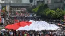Ribuan relawan, simpatisan dan masyarakat berpartisipasi mengikuti kirab budaya dalam rangka menyambut sekaligus mengantar Presiden Joko Widodo - Wapres Jusuf Kalla menuju Istana Merdeka, Jakarta, Senin (20/10/2014) (Liputan6.com/Miftahul Hayat)