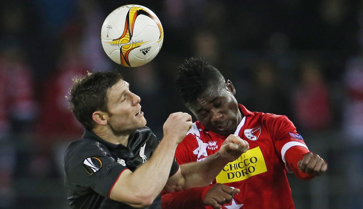 Pemain Liverpool, James Milner (kiri) berebut bola dengan pemain FC Sion, Xavier Kouassi pada lanjutan UEFA Europa League grup B di Stadion  Tourbillon, Sion, Switzerland, Jumat (11/12/2015) dini hari WIB. (Reuters / Lee Smith)