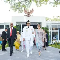 Setelah menjadi Walikota Medan, Bobby Nasution terpilih menjadi Gubernur Sumatera Utara. Saat dilantik, ia ditemani istrinya Kahiyang Ayu yang tampil mengenakan kebaya. [@bobbynst]