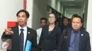 Ekspresi Sheila Marcia (tengah) usai mengikuti sidang mediasi di Pengadilan Negeri Tangerang, Selasa (20/7). Mediasi antara Sheila dan Kiki Mirano mengalami titik buntu. (Liputan6.com/Herman Zakharia)