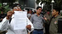 Mereka beraksi damai menuntut penuntasan sejumlah kasus yang dituding dilakukan Joko Widodo dan mantan Presiden RI Megawati Soekarnoputri.