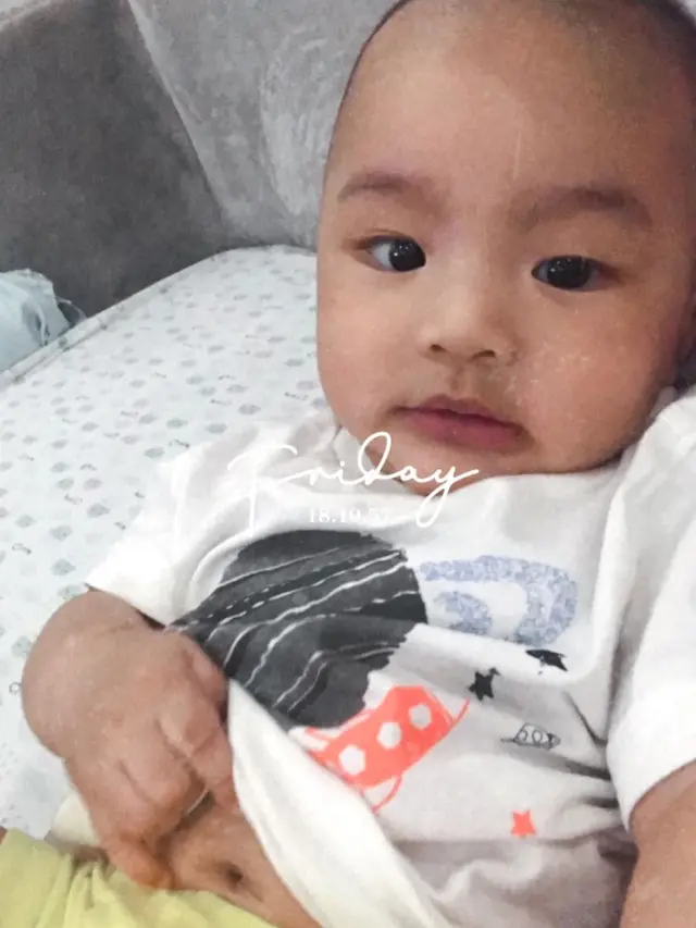 Berusia 7 Bulan, Ini 6 Potret Gemas Buah Hati Lindswell Kwok dan Achmad Hulaefi